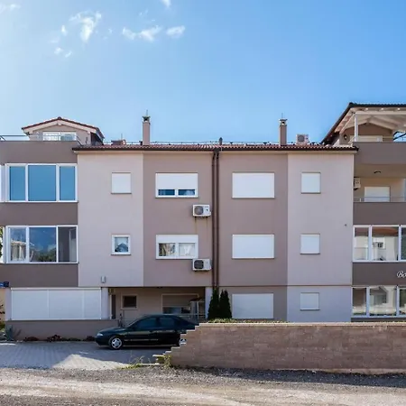 2 Bedroom With Sea View, Balcony & Free Parking Medulin