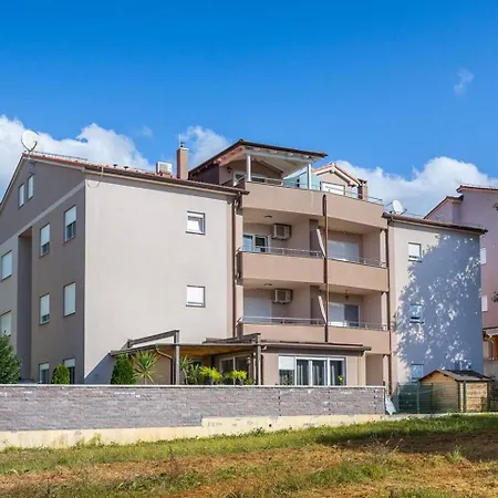 2 Bedroom With Sea View, Balcony & Free Parking Apartment Medulin