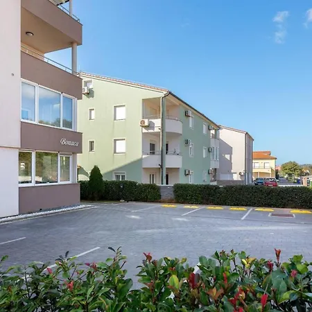 Apartment 2 Bedroom With Sea View, Balcony & Free Parking