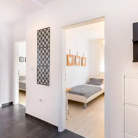2 Bedroom With Sea View, Balcony & Free Parking Apartment *