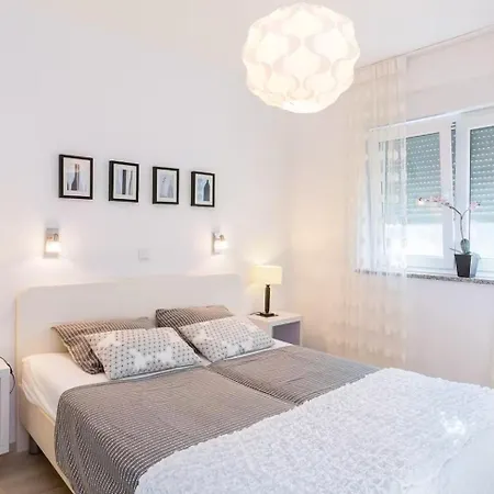 Apartment 2 Bedroom With Sea View, Balcony & Free Parking