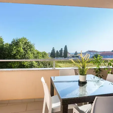 2 Bedroom With Sea View, Balcony & Free Parking Apartment *