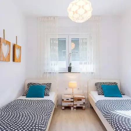 2 Bedroom With Sea View, Balcony & Free Parking Apartment Medulin