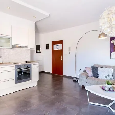 2 Bedroom With Sea View, Balcony & Free Parking Medulin