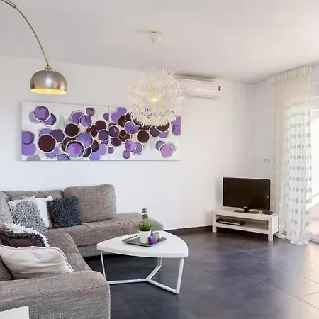 2 Bedroom With Sea View, Balcony & Free Parking *