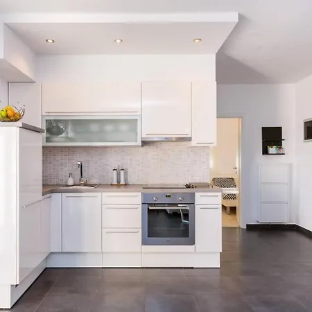 Modern 2-bedroom With Balcony & Free Parking *